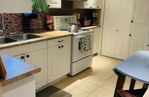 Oakville House | King Comfort Meets Style Lia’s Designer Retreat by the Lake Oakville Stay