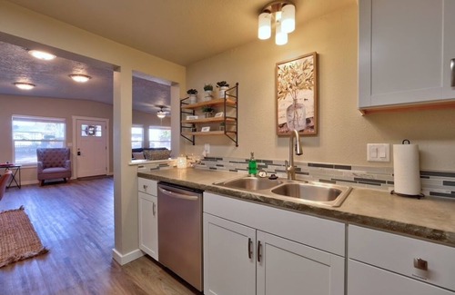 Meridian House | King Cottage in downtown Meridian