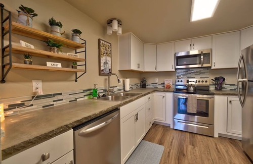 Meridian House | King Cottage in downtown Meridian