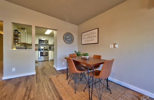 Meridian House | King Cottage in downtown Meridian
