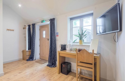 Cambridge Apartment | King Deluxe Ensuite with Courtyard View - Hawking