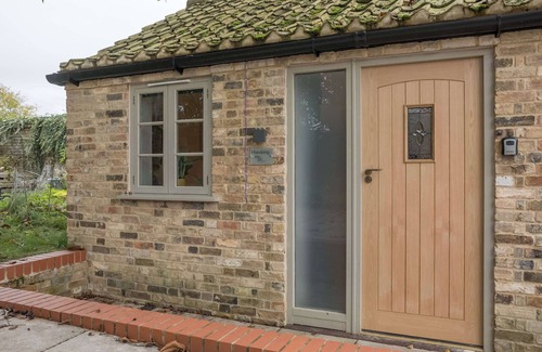 Cambridge Apartment | King Deluxe Ensuite with Courtyard View - Hawking