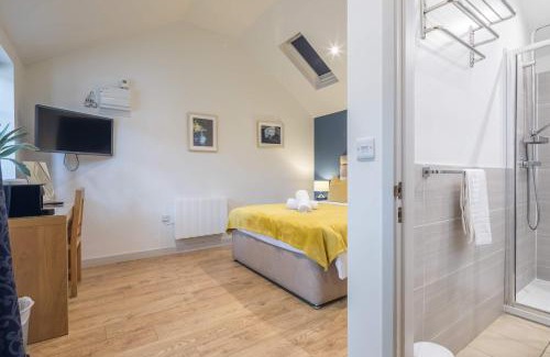Cambridge Hotel | King Deluxe Ensuite with Courtyard View - Hawking