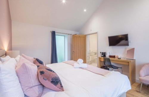 Cambridge Hotel | King Deluxe Ensuite with Shower-Bath and Courtyard View - Fawcett