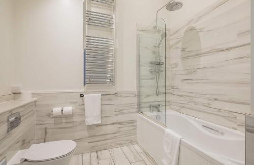 Cambridge Hotel | King Deluxe Ensuite with Shower-Bath and Courtyard View - Fawcett