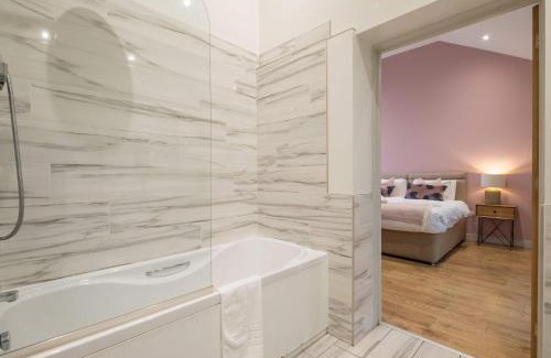 Cambridge Hotel | King Deluxe Ensuite with Shower-Bath and Courtyard View - Fawcett