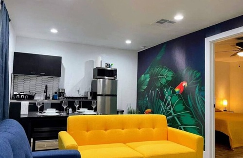 Downtown Phoenix Apartment | King | DT Phx | 10m Airp | 2 Smrt TV |W/D| Unit B