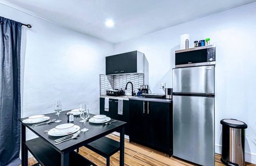 Downtown Phoenix Apartment | King | DT Phx | 10m Airp | 2 Smrt TV |W/D| Unit B