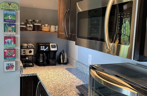 Charlotte Street Apartment | King en suites. Walk to Town center. Porches with city & mountain views.