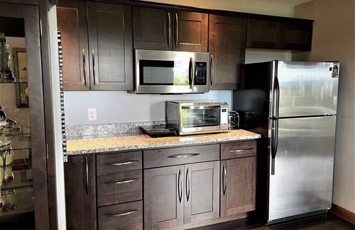 Charlotte Street Apartment | King en suites. Walk to Town center. Porches with city & mountain views.