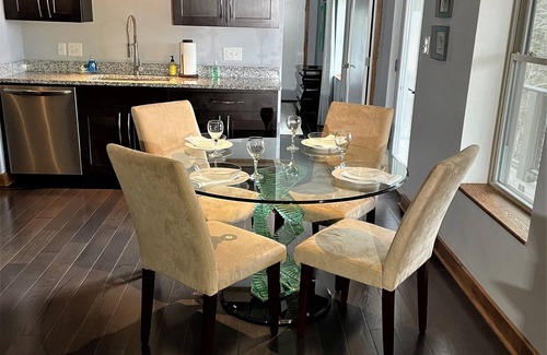 Charlotte Street Apartment | King en suites. Walk to Town center. Porches with city & mountain views.