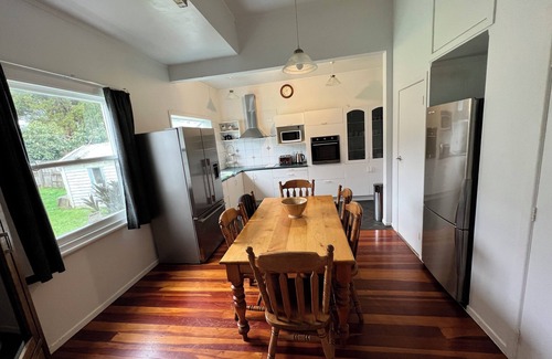 Epsom Villa | KING ENSUITE ROOM ONLY with Bathroom @ LA CASA BONITA AUCKLAND 8 Bedroom Villa.
