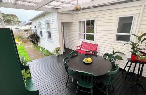 Epsom Villa | KING ENSUITE ROOM ONLY with Bathroom @ LA CASA BONITA AUCKLAND 8 Bedroom Villa.