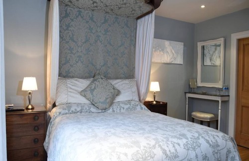Egerton Bed & Breakfast | King Ensuite : Shower over Bath : Ground Floor