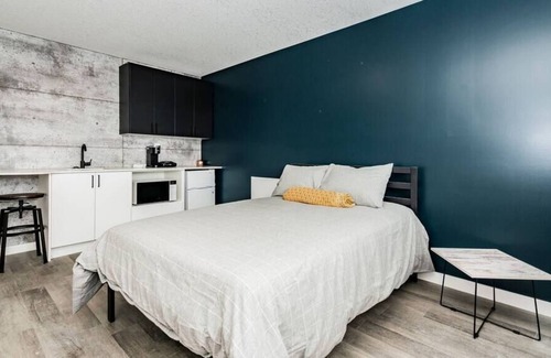 Clairmont Apartment | King Exec Urban Lofts Suite Modern and Trendy!