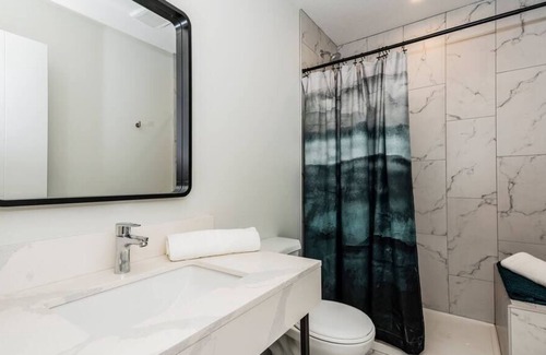 Clairmont Apartment | King Exec Urban Lofts Suite Modern and Trendy!