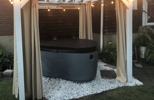 Aspinwall House | King/Hot Tub/PETS OK/FAMILY