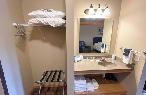 Spring Brook Hotel | King Hotel Room @ Spring Brook Resort