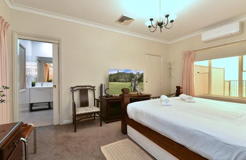 Pokolbin Apartment | King II - you can honestly walk to Bimbadgen and Hope Estate concerts