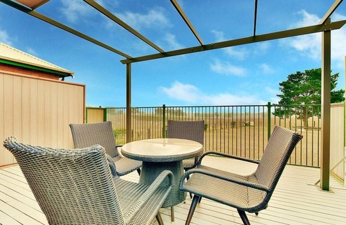 Pokolbin Apartment | King II - you can honestly walk to Bimbadgen and Hope Estate concerts