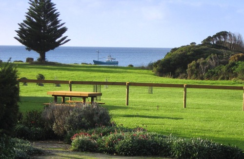 Naracoopa Cottage | King Island Accommodation Cottages, provide a peaceful & relaxing stay.