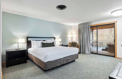 North Bonneville Resort | King Jacuzzi Mountain View