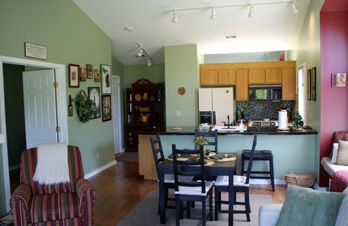 Cedar Condo | King master suite in Wine Country