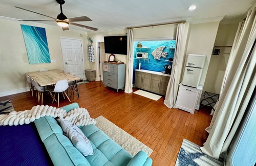 Murraysville House | King, Near concerts, downtown, and UNCW, Private Suite, Pets welcome