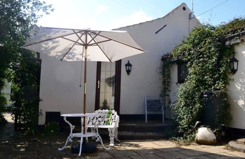 Runham Apartment | KING OF HEARTS - King with Ensuite and Kitchen