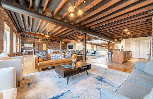 Shelby Park Apartment | KING Penthouse Sleep8 4Bed 3BR 2BA Swepson Loft