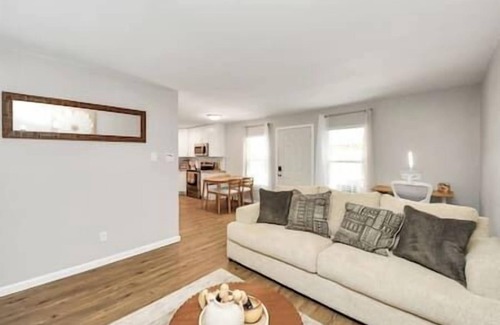 Greenway Plaza-Upper Kirby Apartment | King/QUEEN Bed, Fast Wi-Fi Central HTX