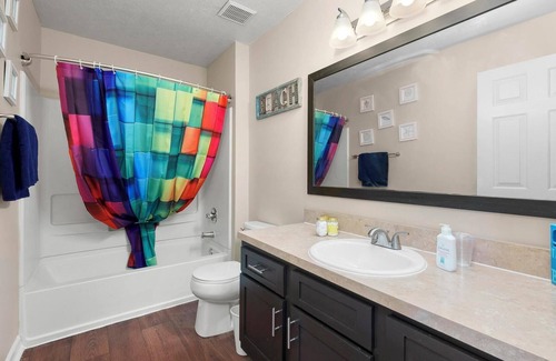 Easton Apartment | King | Queen bedroom w/Balcony Near Easton