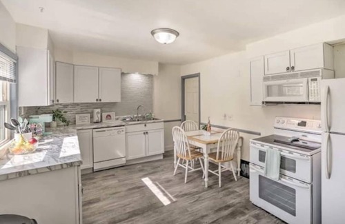 West St. Paul House | King & queen beds with spacious private backyard!