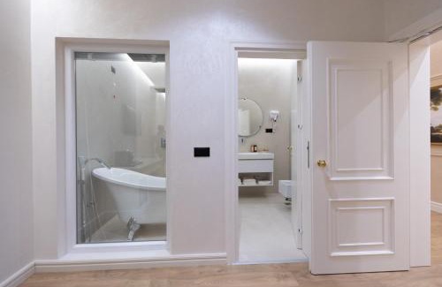 Mbrostar-Urë Hotel | King & Queen Boutique Hotel