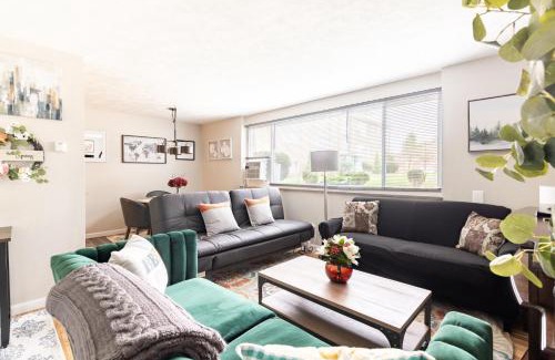 Fairview Park Apartment | King & Queen First Floor Unit! 1-2c Georgetown Villas