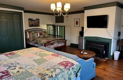 Chester Depot Bed & Breakfast | King & Queen Suite in Historic Inn Circa 1780