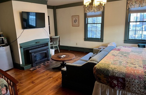 Chester Depot Bed & Breakfast | King & Queen Suite in Historic Inn Circa 1780