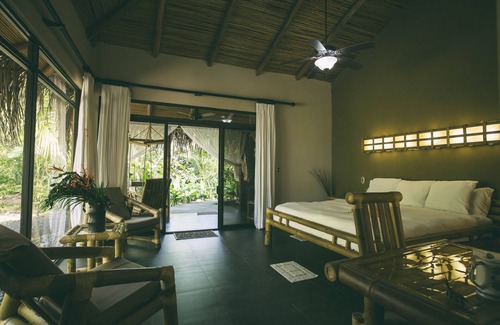 Parrita Resort | King Room en Hotel Clandestino.