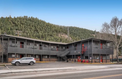 Idaho Springs Hotel | King Room, A/C, Boutique Mtn Motel Idaho Springs