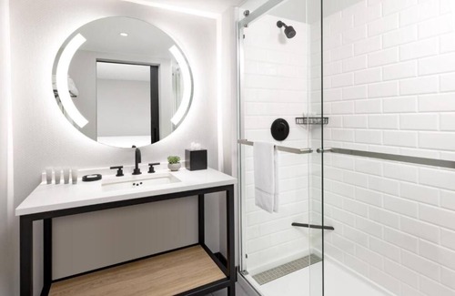 Brookline Hotel | King Room at Arcadian Hotel! Close to The Museum of Fine Arts, Boston