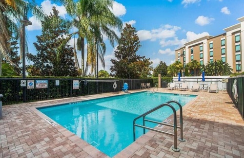 Apopka Apartment | King Room Near Boston Lobster Feast ORL