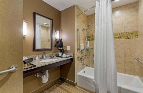 The Crossings Apartment | King Room Near Regal Kendall Village MIA