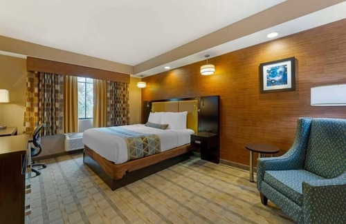 The Crossings Apartment | King Room Near Regal Kendall Village MIA
