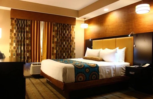 The Crossings Apartment | King Room Near Regal Kendall Village MIA