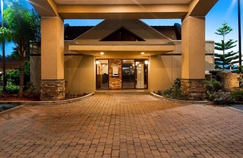 West Colonial Apartment | King Room Near Rock Lake ORL