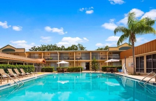 West Colonial Apartment | King Room Near Rock Lake ORL