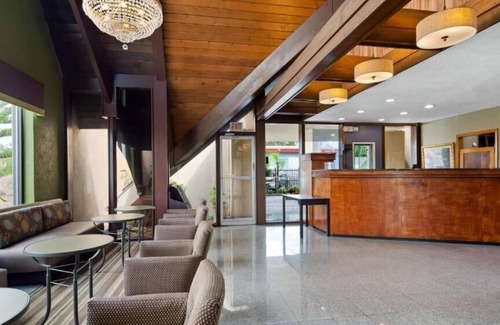 West Colonial Apartment | King Room Near Rock Lake ORL