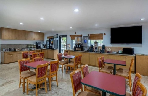 Florida City Apartment | King Room Near The Meltdown MIA