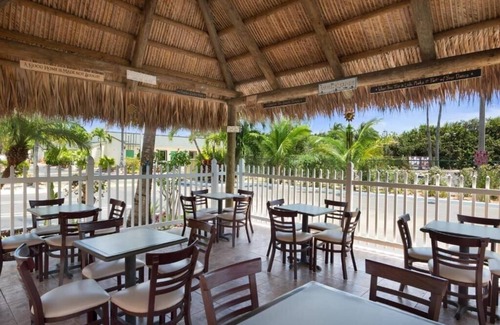 Florida City Apartment | King Room Near The Meltdown MIA