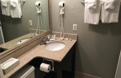 Fairview Shores Apartment | King Room Near West Marine ORL